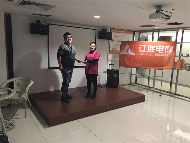 Á쵼ΪÑô¹â¶Ó¶Ó³¤°ä½±.jpg Á쵼ΪÑô¹â¶Ó¶Ó³¤°ä½±.jpg