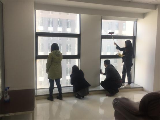 三位领导带动扫除新办公区卫生1.jpg