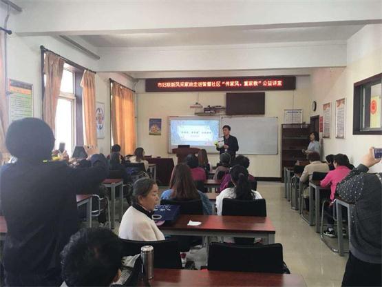 张程为居民介绍智慧社区功效及效劳.jpg 张程为居民介绍智慧社区功效及效劳.jpg