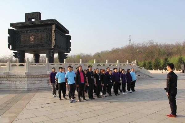 迎着向阳整队.jpg 迎着向阳整队.jpg