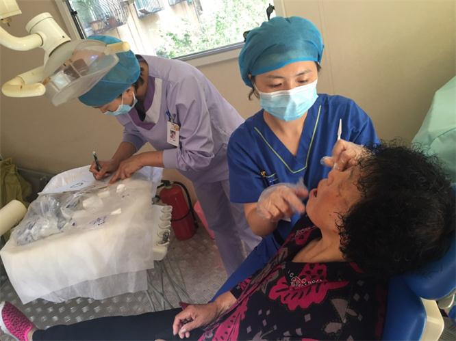 庆连口腔为居民进行检查.jpg 庆连口腔为居民进行检查.jpg