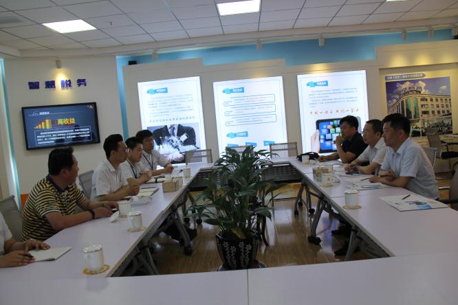 王平局长一行听取集团各个项目介绍.jpg 王平局长一行听取集团各个项目介绍.jpg