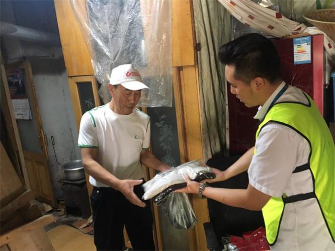 走进居民家中 送去节日祝福.jpg 走进居民家中 送去节日祝福.jpg