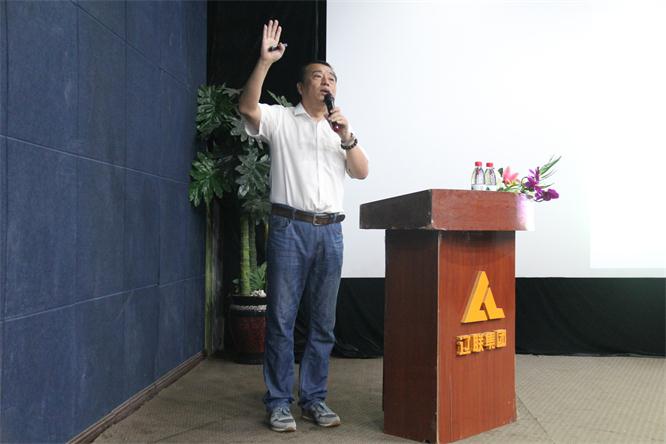 热情洋溢的吴江老师.jpg 热情洋溢的吴江老师.jpg