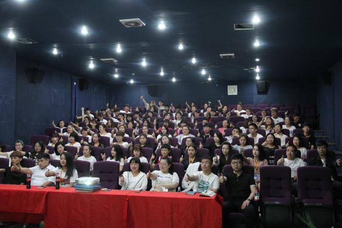 信心百倍的效劳外包同事.jpg 信心百倍的效劳外包同事.jpg