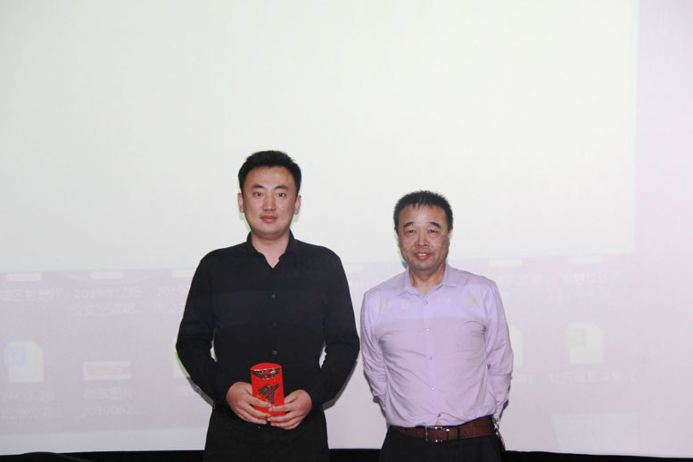 董事长为k8凯发天生赢家一触即发数据北京公司颁奖.jpg 董事长为k8凯发天生赢家一触即发数据北京公司颁奖.jpg