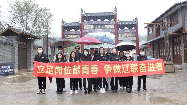 在白乙化影戏影视基地合影留念.jpg 在白乙化影戏影视基地合影留念.jpg