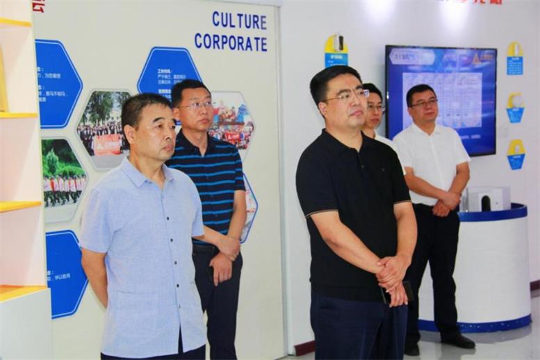 辽阳市白塔区委书记缪万举莅临k8凯发天生赢家一触即发信息调研指导3.jpg 辽阳市白塔区委书记缪万举莅临k8凯发天生赢家一触即发信息调研指导3.jpg