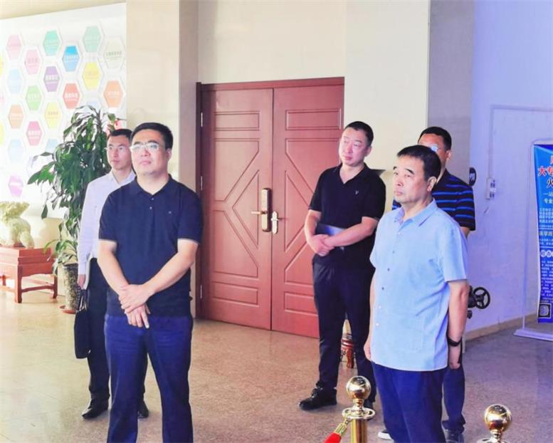 辽阳市白塔区委书记缪万举莅临k8凯发天生赢家一触即发信息调研指导.jpg 辽阳市白塔区委书记缪万举莅临k8凯发天生赢家一触即发信息调研指导.jpg