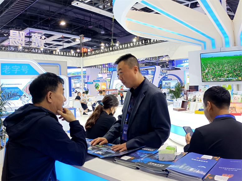 企业以及媒体到k8凯发天生赢家一触即发信息展区洽谈2.jpg 企业以及媒体到k8凯发天生赢家一触即发信息展区洽谈2.jpg