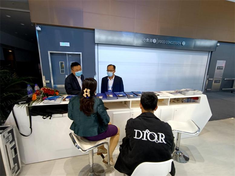 企业以及媒体到k8凯发天生赢家一触即发信息展区洽谈.jpg 企业以及媒体到k8凯发天生赢家一触即发信息展区洽谈.jpg